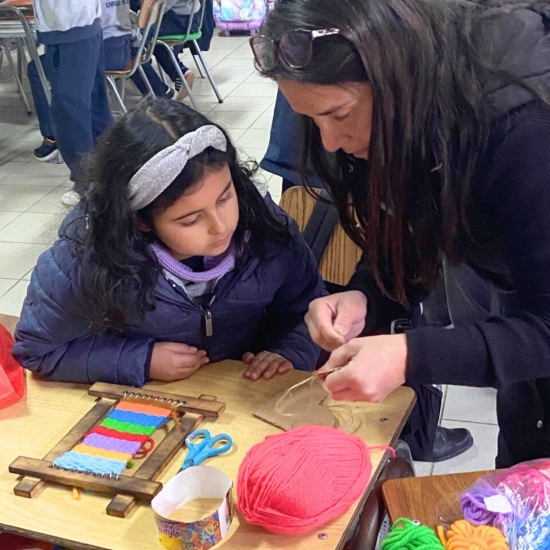 aprendiendo-a-tejer-en-telar-mapuche